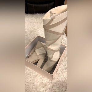 Boots size 6. Very classy and comfortable. Never worn